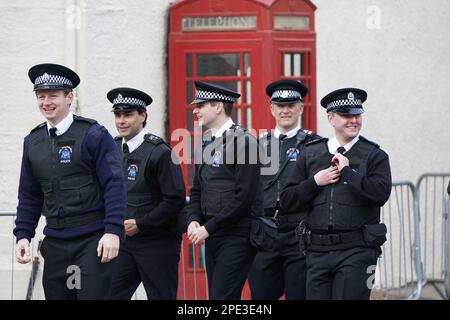 Hintergrunddarsteller während der Dreharbeiten für die nächste Staffel der Krone in St. Andrews, Schottland. Bilddatum: Mittwoch, 15. März 2023. Stockfoto