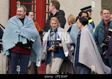 Hintergrunddarsteller während der Dreharbeiten für die nächste Staffel der Krone in St. Andrews, Schottland. Bilddatum: Mittwoch, 15. März 2023. Stockfoto