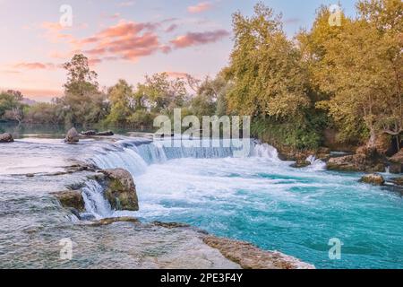 Manavgat-Wasserfall bei majestätischem Sonnenuntergang. Naturattraktionen in der Nähe von Side, Türkei Stockfoto