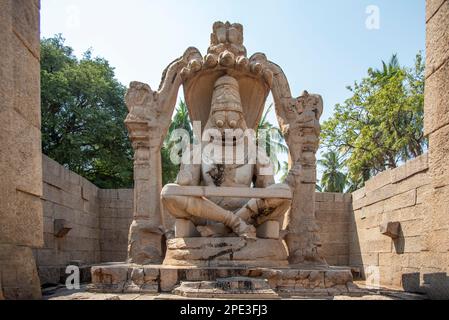 Lakshmi Narasimha oder Ugra Narasimha Tempel in Hampi. Hampi, die Hauptstadt des Vijayanagar Imperiums, gehört zum UNESCO-Weltkulturerbe. Stockfoto