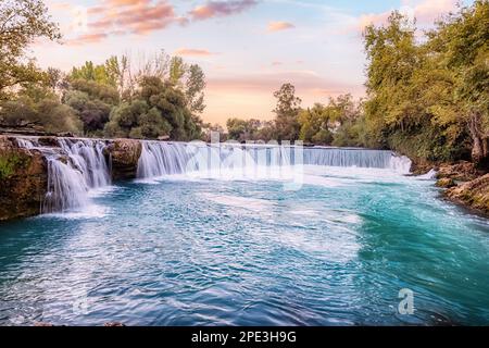 Manavgat-Wasserfall bei majestätischem Sonnenuntergang. Naturattraktionen in der Nähe von Side, Türkei Stockfoto