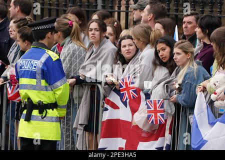 Hintergrunddarsteller während der Dreharbeiten für die nächste Staffel der Krone in St. Andrews, Schottland. Bilddatum: Mittwoch, 15. März 2023. Stockfoto