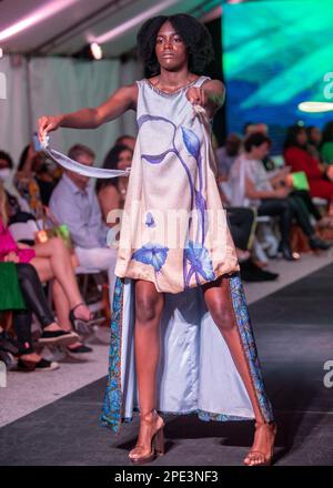 Ein Model läuft am 18. März 2022 während der FLL Fashion Week in Fort Lauderdale, Florida, auf der Landebahn der Designer Lily Marotto Fashion Show Stockfoto