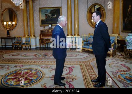 König Karl III. Empfängt den britischen Hochkommissar in der Bundesrepublik Nigeria, Dr. Richard Montgomery, während einer Audienz im Buckingham Palace, London. Bilddatum: Mittwoch, 15. März 2023. Stockfoto