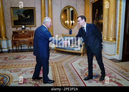 König Karl III. Empfängt den britischen Hochkommissar in der Bundesrepublik Nigeria, Dr. Richard Montgomery, während einer Audienz im Buckingham Palace, London. Bilddatum: Mittwoch, 15. März 2023. Stockfoto