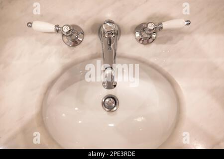 Wunderschönes altes Waschbecken im Badezimmer in Frankreich. Stockfoto