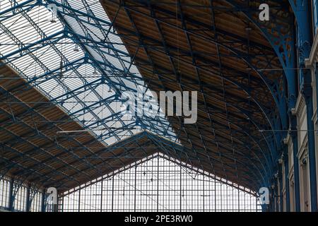 Innengebäude des Bahnhofs aus Glas und Metall in Budapest, Ungarn Stockfoto