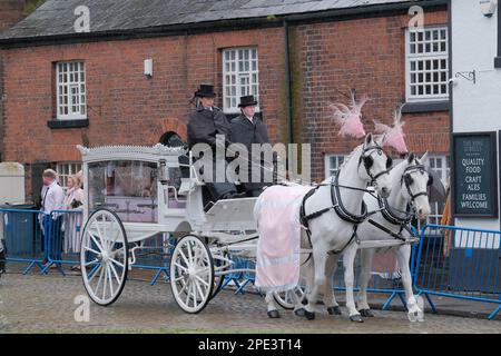 Warrington Parish Church/St. Elfin's Church, Warrington, Großbritannien - 15. März 2023 - die Beerdigung von Brianna Ghey in St. Elfin's Church in Warrington. Die Trauernden wurden gebeten, bei einer Feier von briannas Leben rosa zu tragen. Brianna, ein Transgender-Mädchen, wurde am Samstag, den 11. Februar, in Culcheth Linear Park, Warrington, Cheshire, erstochen. Sie war 16 Jahre alt. Ein Mädchen aus Warrington, Cheshire und ein Junge aus Leigh, Lancashire, beide im Alter von 15 Jahren, wurden wegen Mordes angeklagt. Credit Mark Lear/Alamy Live News Stockfoto