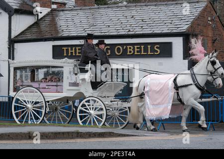 Warrington Parish Church/St. Elfin's Church, Warrington, Großbritannien - 15. März 2023 - die Beerdigung von Brianna Ghey in St. Elfin's Church in Warrington. Die Trauernden wurden gebeten, bei einer Feier von briannas Leben rosa zu tragen. Brianna, ein Transgender-Mädchen, wurde am Samstag, den 11. Februar, in Culcheth Linear Park, Warrington, Cheshire, erstochen. Sie war 16 Jahre alt. Ein Mädchen aus Warrington, Cheshire und ein Junge aus Leigh, Lancashire, beide im Alter von 15 Jahren, wurden wegen Mordes angeklagt. Credit Mark Lear/Alamy Live News Stockfoto