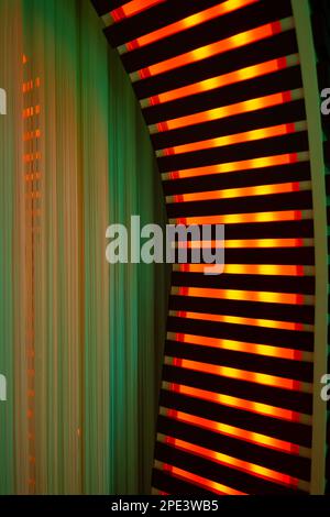 Beleuchtete orangefarbene Streifen auf einer modernen Säule in der Schweiz. Stockfoto