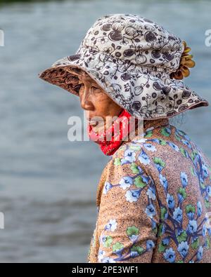 Eine ältere Frau rudert auf dem Mekong-Fluss bei Long Xuyen im Mekong-Delta in Vietnam. Stockfoto