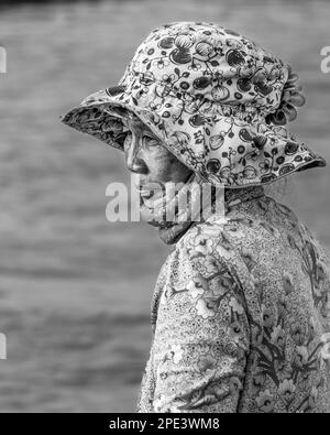 Eine ältere Frau rudert auf dem Mekong-Fluss bei Long Xuyen im Mekong-Delta in Vietnam. Stockfoto