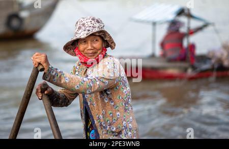 Eine ältere Frau rudert auf dem Mekong-Fluss bei Long Xuyen im Mekong-Delta in Vietnam. Stockfoto