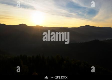 Malerischer Blick auf die Berglandschaft und den wunderschönen Himmel bei Sonnenaufgang. Drohnenfotografie Stockfoto