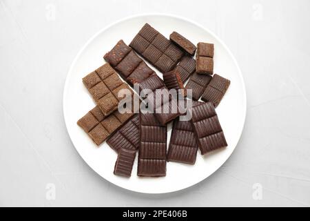 Teller mit köstlichem und gesundem Hämatogen auf weißem Tisch, Draufsicht Stockfoto