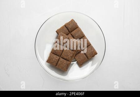 Glasplatte mit köstlichem und gesundem Hämatogen auf weißem Tisch, Draufsicht Stockfoto