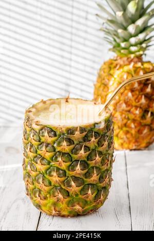 Griechischer Pina Colada-Cocktail in Ananasschale Stockfoto