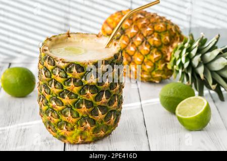 Griechischer Pina Colada-Cocktail in Ananasschale Stockfoto