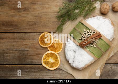 Traditionelles Weihnachtsstollen auf Holztisch, flach liegend. Platz für Text Stockfoto