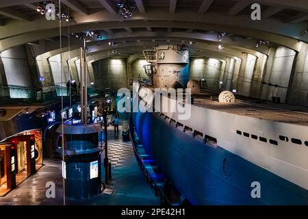 Chicago, IL, USA - 6. März 2023: Das apturierte deutsche U-505 Unterseeboot (U-Boot), das derzeit im Besitz ist und im Museum of Science ausgestellt wird Stockfoto