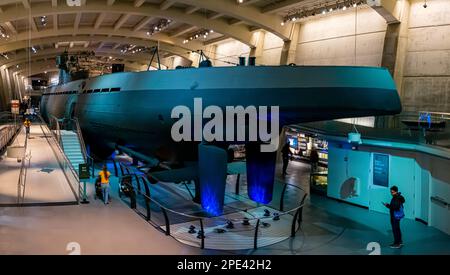 Chicago, IL, USA - 6. März 2023: Das apturierte deutsche U-505 Unterseeboot (U-Boot), das derzeit im Besitz ist und im Museum of Science ausgestellt wird Stockfoto