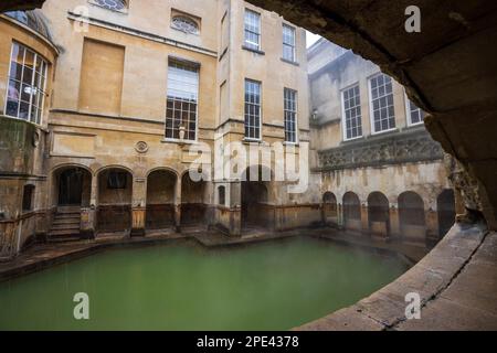 Das Königsbad in den römischen Bädern in Bath, Somerset Stockfoto