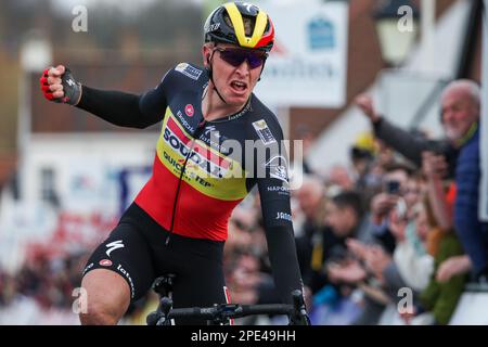 Der belgische Tim Merlier von Soudal Quick-Step feiert, dass er die Ziellinie überquert und das eintägige Radrennen „Nokere Koerse“ gewinnt, 193,6 km von Deinze nach Nokere, Mittwoch, den 15. März 2023. BELGA FOTO DAVID PINTENS Stockfoto
