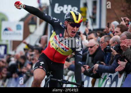 Der belgische Tim Merlier von Soudal Quick-Step feiert, dass er die Ziellinie überquert und das eintägige Radrennen „Nokere Koerse“ gewinnt, 193,6 km von Deinze nach Nokere, Mittwoch, den 15. März 2023. BELGA FOTO DAVID PINTENS Stockfoto