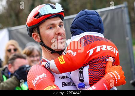Belgischer Edward Theuns von Trek-Segafredo mit seinem Sohn Scott, das nach dem eintägigen Radrennen „Nokere Koerse“, 193,6 km von Deinze nach Nokere, Mittwoch, den 15. März 2023, abgebildet wurde. BELGA FOTO DAVID PINTENS Stockfoto