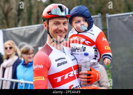 Belgischer Edward Theuns von Trek-Segafredo mit seinem Sohn Scott, das nach dem eintägigen Radrennen „Nokere Koerse“, 193,6 km von Deinze nach Nokere, Mittwoch, den 15. März 2023, abgebildet wurde. BELGA FOTO DAVID PINTENS Stockfoto