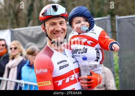 Belgischer Edward Theuns von Trek-Segafredo mit seinem Sohn Scott, das nach dem eintägigen Radrennen „Nokere Koerse“, 193,6 km von Deinze nach Nokere, Mittwoch, den 15. März 2023, abgebildet wurde. BELGA FOTO DAVID PINTENS Stockfoto
