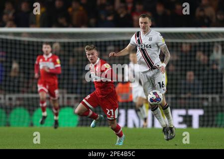 Marcus Forss von Middlesbrough in Aktion mit Ben Wilmot von Stoke City während des Sky Bet Championship-Spiels zwischen Middlesbrough und Stoke City im Riverside Stadium, Middlesbrough, am Dienstag, den 14. März 2023. (Foto: Mark Fletcher | MI News) Stockfoto