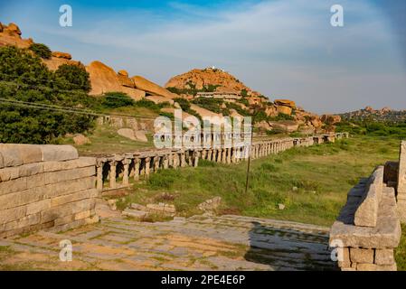 Ruinen des alten Basars vor dem Krishna-Tempel in Hampi. Hampi, die Hauptstadt des Vijayanagar Imperiums, gehört zum UNESCO-Weltkulturerbe. Stockfoto