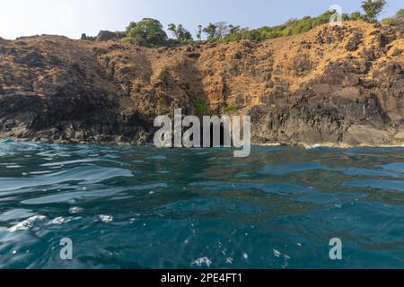 Ein Höhleneingang auf der Insel Netrani (Indien), von der Oberfläche des Meeres aus gesehen (Aladins Höhle) Stockfoto