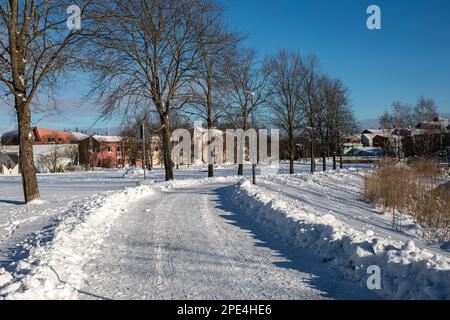 Freier Weg im Tilkanniitty Park an einem sonnigen Wintertag im Pikku-Huopalahti-Viertel von Helsinki, Finnland Stockfoto