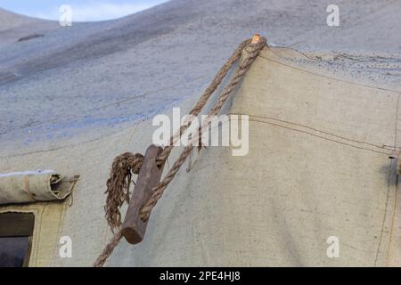 Seile zur Befestigung mobiler Armeezelte. Befestigungselemente vorgefertigter Planenzelte. Stockfoto