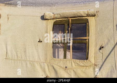 Seile zur Befestigung mobiler Armeezelte. Befestigungselemente vorgefertigter Planenzelte. Stockfoto