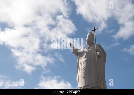 Sopot, Polen. 15. März 2023 Statue von Papst Johannes Paul II Nach einer journalistischen Untersuchung des polnischen Fernsehsenders TVN wusste Papst Johannes Paul II. Von Pädophilie-Fällen und versuchte, diese zu vertuschen, indem er Priester in andere Diözesen verlegte, um Skandale zu vermeiden. © Wojciech Strozyk/Alamy Live News Stockfoto