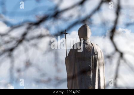 Sopot, Polen. 15. März 2023 Statue von Papst Johannes Paul II Nach einer journalistischen Untersuchung des polnischen Fernsehsenders TVN wusste Papst Johannes Paul II. Von Pädophilie-Fällen und versuchte, diese zu vertuschen, indem er Priester in andere Diözesen verlegte, um Skandale zu vermeiden. © Wojciech Strozyk/Alamy Live News Stockfoto