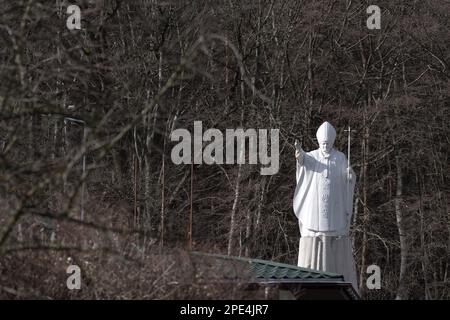 Sopot, Polen. 15. März 2023 Statue von Papst Johannes Paul II Nach einer journalistischen Untersuchung des polnischen Fernsehsenders TVN wusste Papst Johannes Paul II. Von Pädophilie-Fällen und versuchte, diese zu vertuschen, indem er Priester in andere Diözesen verlegte, um Skandale zu vermeiden. © Wojciech Strozyk/Alamy Live News Stockfoto