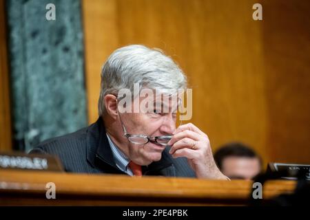 Washington, Vereinigte Staaten Von Amerika. 15. März 2023. Vorsitzender des Haushaltsausschusses der Senate United States Senator Sheldon Whitehouse (Demokrat von Rhode Island) Office of Management and Budget Director Shalanda D. Young erscheint vor einem Haushaltsausschuss der Haushaltsanhörung, um den Haushaltsantrag des Präsidenten für das Haushaltsjahr 2024 zu prüfen; Im Büro des Dirksen Senats in Washington, DC, Mittwoch, 15 2023. März. Kredit: Rod Lamkey/CNP/Sipa USA Kredit: SIPA USA/Alamy Live News Stockfoto