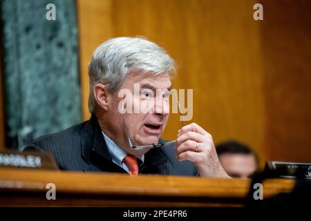 Washington, Vereinigte Staaten Von Amerika. 15. März 2023. Vorsitzender des Haushaltsausschusses der Senate United States Senator Sheldon Whitehouse (Demokrat von Rhode Island) Office of Management and Budget Director Shalanda D. Young erscheint vor einem Haushaltsausschuss der Haushaltsanhörung, um den Haushaltsantrag des Präsidenten für das Haushaltsjahr 2024 zu prüfen; Im Büro des Dirksen Senats in Washington, DC, Mittwoch, 15 2023. März. Kredit: Rod Lamkey/CNP/Sipa USA Kredit: SIPA USA/Alamy Live News Stockfoto