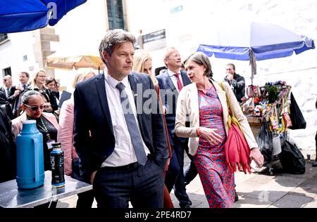 15. März 2023, Kolumbien, Bogotá: Robert Habeck (Bündnis 90/die Grünen, M), Vizekanzler und Bundesminister für Wirtschaft und Klimaschutz, spaziert durch die Altstadt. Ziel der Reise ist die Stärkung und Intensivierung der wirtschaftlichen Beziehungen und der Zusammenarbeit und Zusammenarbeit im Klimaschutz in den Bereichen Umgestaltung/Dekarbonisierung der Wirtschaft, Energie, Rohstoffe, Waldschutz und qualifizierte Arbeitskräfte. Foto: Britta Pedersen/dpa Stockfoto