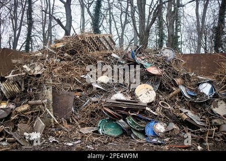 Ein Haufen Altmetall zum Recycling und zur Entsorgung besteht aus Stahldraht und Eisenstäben. Stockfoto