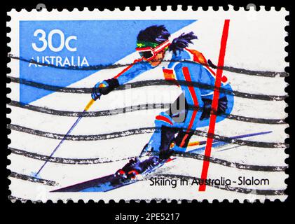 MOSKAU, RUSSLAND - 17. FEBRUAR 2023: Der in Australien gedruckte Poststempel zeigt Slalom, Skiserie, ca. 1984 Stockfoto