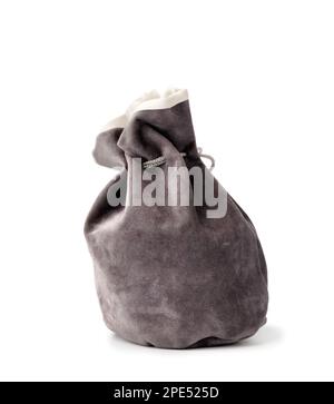 Graue Wildledertasche mit isoliertem Kordelzug auf weißem Hintergrund. Stockfoto