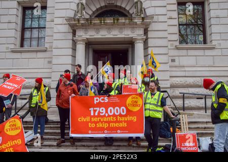 London, Großbritannien. 15. März 2023 PCS (Public and Commercial Services Union) protestierte vor dem Finanzministerium und marschierte am Budget Day zum Trafalgar Square und verlangte eine faire Bezahlung, während verschiedene Gewerkschaften in mehreren Sektoren Walkouts im gesamten Vereinigten Königreich inszenierten. Kredit: Vuk Valcic/Alamy Live News Stockfoto