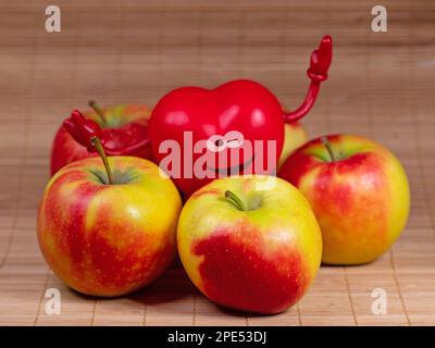 Äpfel und Herz mit einem lächelnden Gesicht Stockfoto