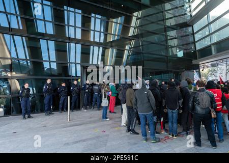 Marseille, Frankreich. 15. März 2023. Am 15. März 2023 protestieren etwa hundert Aktivisten der linken Flügel hinter dem CMA-CGM-Turm in Marseille, frankreich. Foto: Laurent COUST/ABACAPRESS.COM Kredit: Abaca Press/Alamy Live News Stockfoto