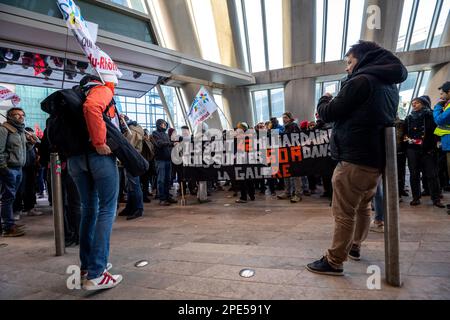 Marseille, Frankreich. 15. März 2023. Am 15. März 2023 protestieren etwa hundert Aktivisten der linken Flügel hinter dem CMA-CGM-Turm in Marseille, frankreich. Foto: Laurent COUST/ABACAPRESS.COM Kredit: Abaca Press/Alamy Live News Stockfoto